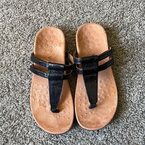 Vionic black snakeskin sandal with rubber bottom Sz 7